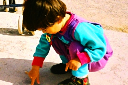 Child - Wikimedia commons public domain picture Child - Wikimedia commons - Walter de Maria Vertikaler Erdkilometer